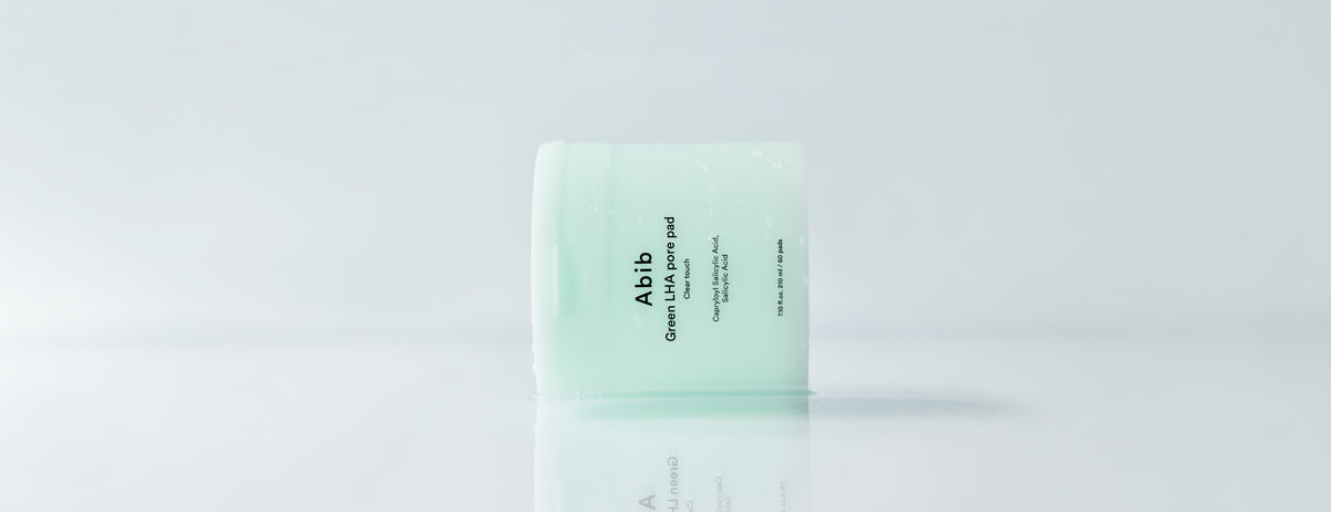 Abib Green LHA Pore Pad Clear Touch: jar on a reflective surface