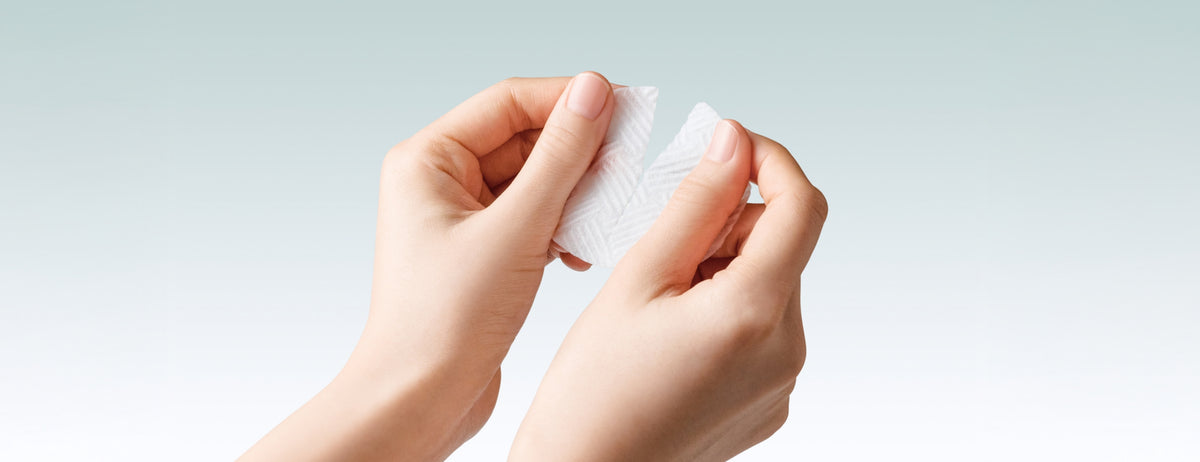 Abib Green LHA Pore Pad Clear Touch: hands separating a pad along its split line