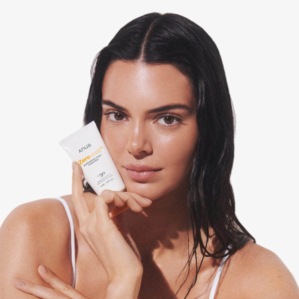 Anua Zero-cast Moisturizing Finish Sunscreen 50 ml: model holding the sunscreen tube