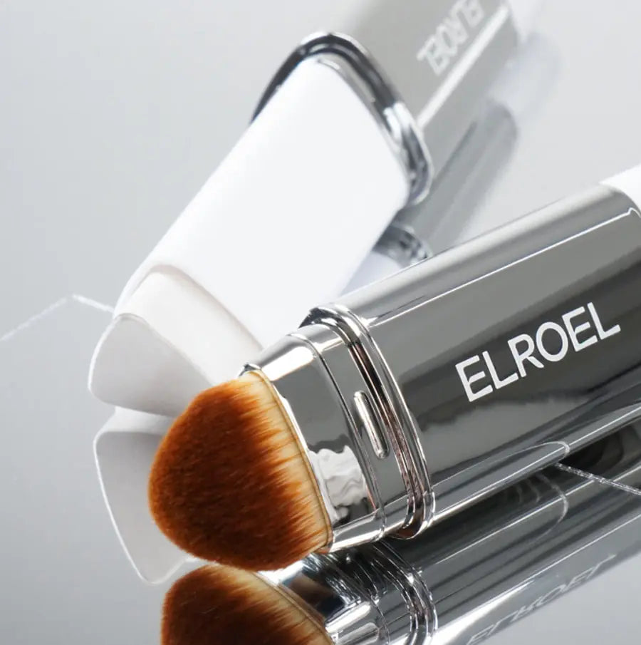 Close-up of the dense blending brush on Elroel Blanc Cover Cream Stick Deep (Dark)