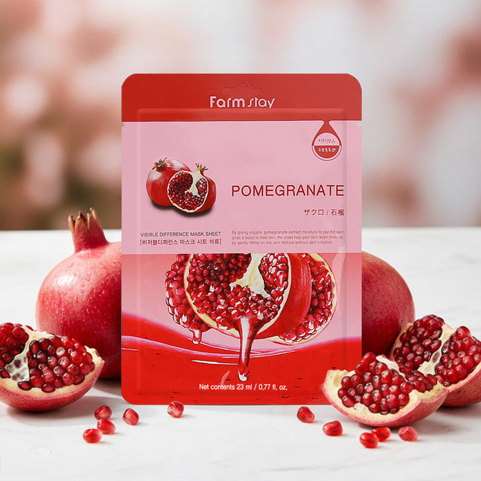كيس فارمستاي ماسك فيزيبل ديفرنس بالرمان بجوار ثمار رمان كاملة ومقطعة