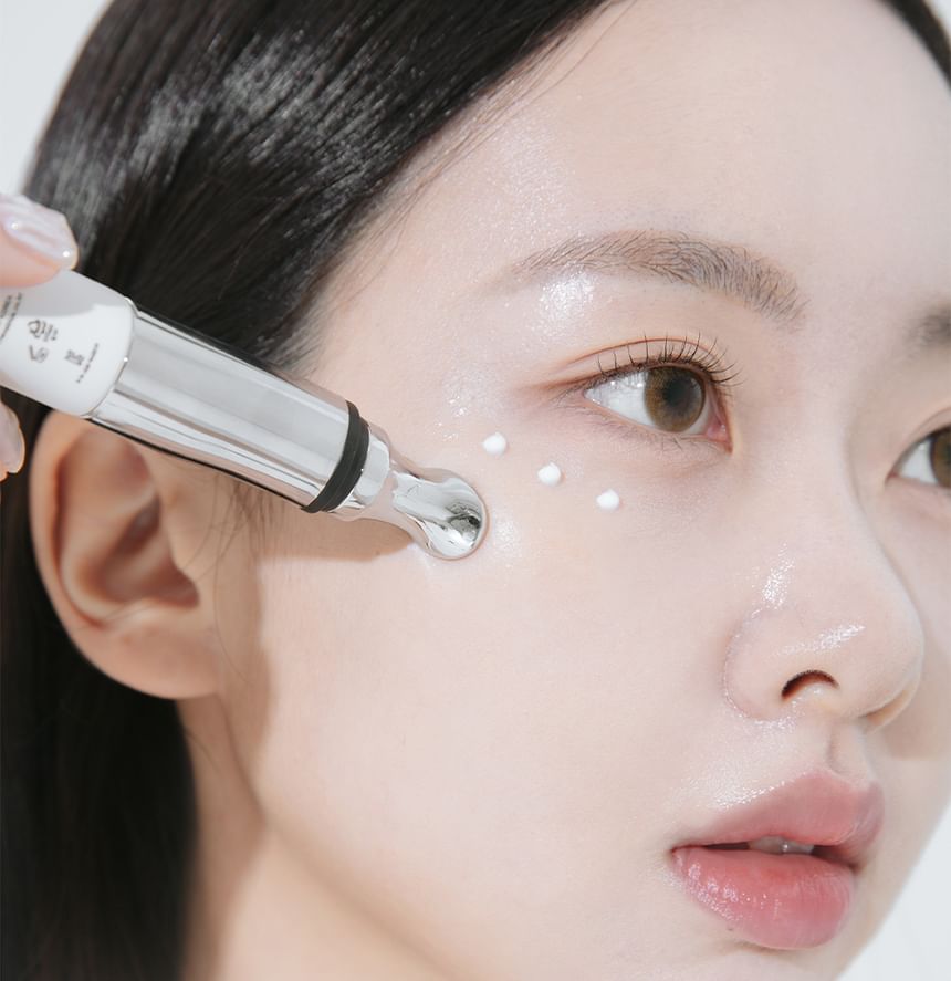 Heveblue Black Yuja Bean Lifting Auto Eye Cream 15 ml — applicator used around the eye.
