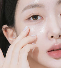 Heveblue Black Yuja Bean Lifting Auto Eye Cream 15 ml — cream applied below the eye.