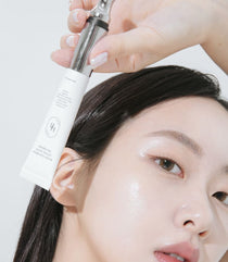 Heveblue Black Yuja Bean Lifting Auto Eye Cream 15 ml — application around the forehead.