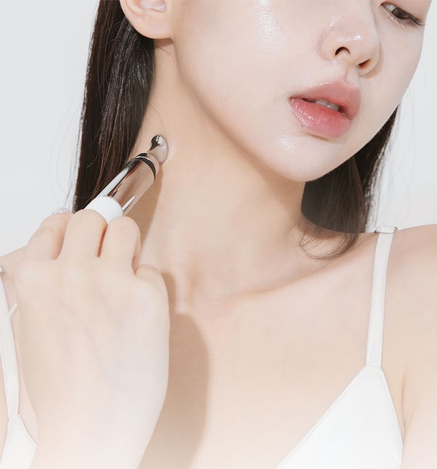 Heveblue Black Yuja Bean Lifting Auto Eye Cream 15 ml — application along smile lines.
