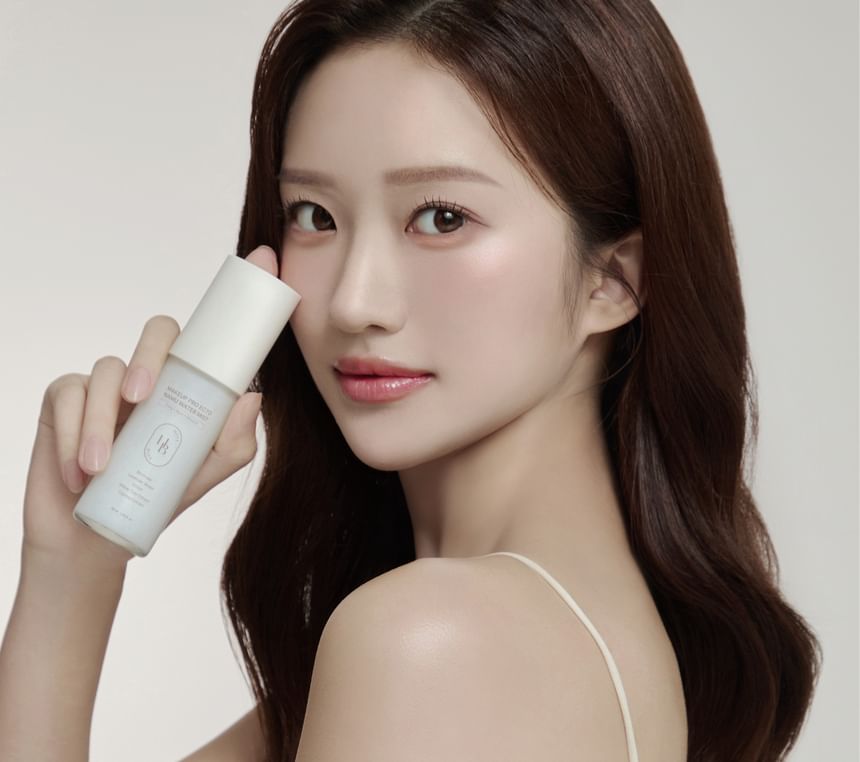 Heveblue Makeup Pro Ecto Namu Water Mist 50 ml — model holding the mist.
